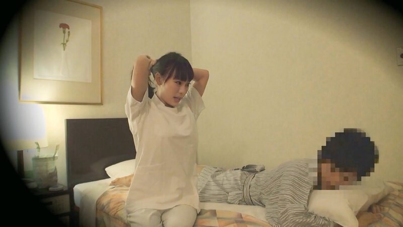 「【素人人妻】巨乳の若妻マッサージ師に我慢できず中出し!密室で繰り広げられる秘密の施術12人」のサンプル画像1枚目