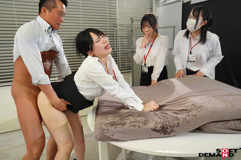 「「人は延々と潮を噴かされ続けたらどうなるか?」をSOD女子社員3名が真面目に検証 計82回の拡散!長距離!連続!イクスプロージョン潮噴き実験 SOD性科学ラボREPORT21」のサンプル画像20枚目