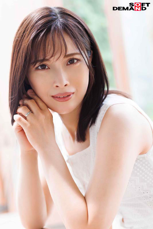 「奥井美郷 42歳熟女デビュー 敏感乳首の人妻お母さんが魅せる初撮りAV作品」のサンプル画像1枚目