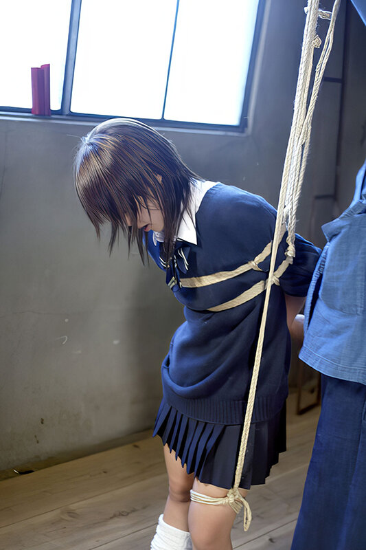 「素人女子校生が制服姿で緊縛プレイ！蝋燭責めと羞恥辱めの調教記録」のサムネイル