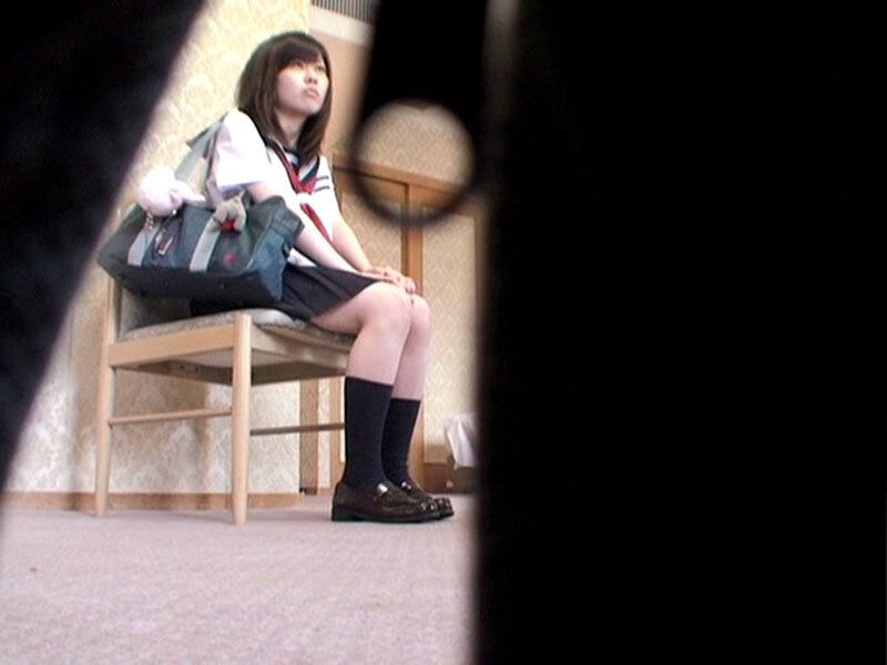 「素人女子校生と3P・4Pプレイ！読者モデル志望の制服美少女との過激体験【AIリマスター版】」のサムネイル