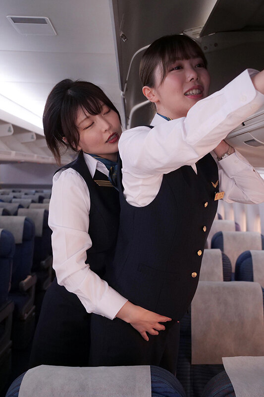 「先輩CAがまさかのレズビアン？！仕事中に乳揉みレズハラされて感じてしまった新人CA」のサンプル画像9枚目