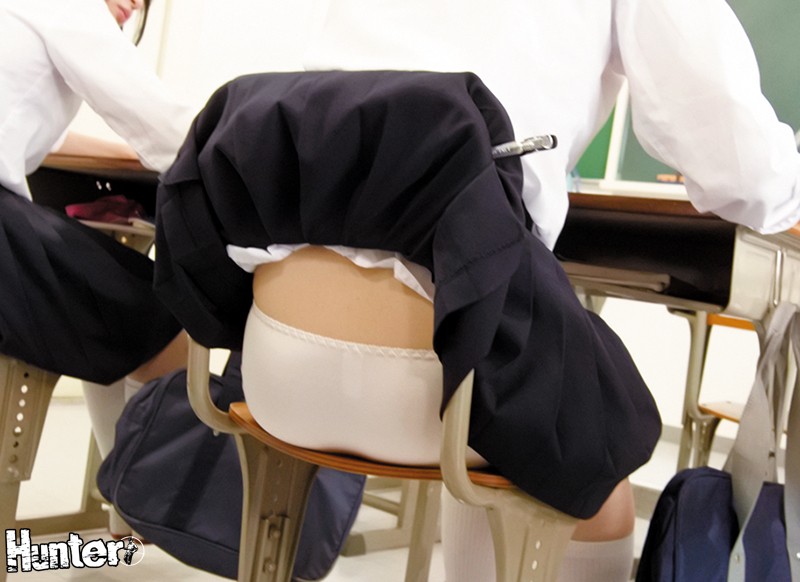 「S級美人女子ばっかりのクラスに男子はボク1人のハーレム状態！さらにちょっとヤンチャな女子たちが仕掛けるスカートめくりやジャージおろしがクラスで流行っていて、何もしなくても毎日のようにパンチラが拝めるんです！パンチラだけじゃありません！たまに可愛いおしりも…」のサンプル画像2枚目
