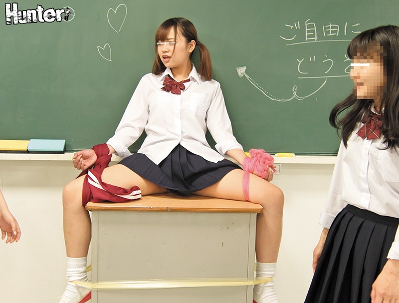 「S級美人女子ばっかりのクラスに男子はボク1人のハーレム状態！さらにちょっとヤンチャな女子たちが仕掛けるスカートめくりやジャージおろしがクラスで流行っていて、何もしなくても毎日のようにパンチラが拝めるんです！パンチラだけじゃありません！たまに可愛いおしりも…」のサンプル画像7枚目