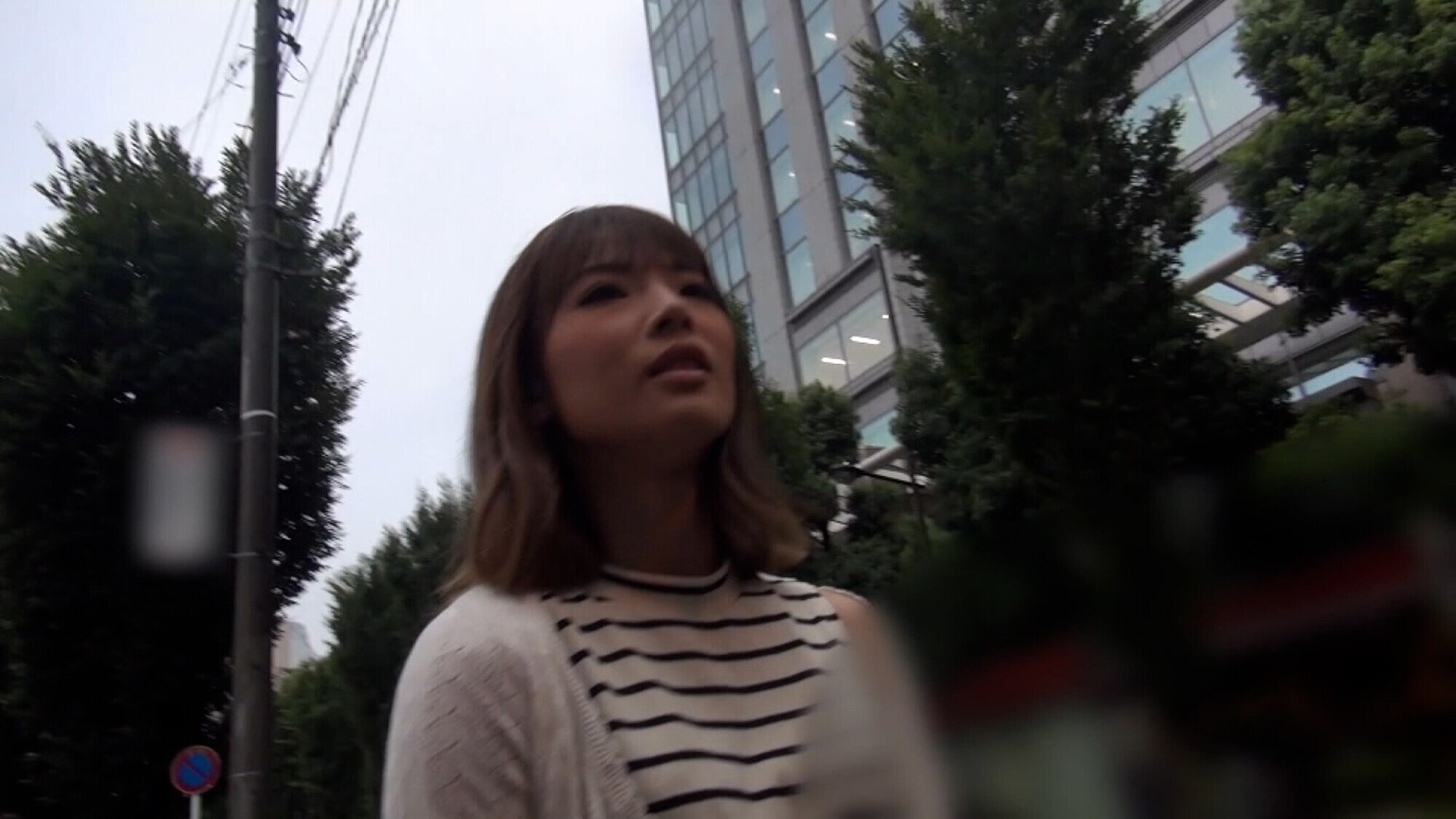 「まだ明るい時間から千鳥足のお姉さんをナンパしてみたらチョロ過ぎた！男の家について来てノリパコ中出しSEX！」のサンプル画像1枚目