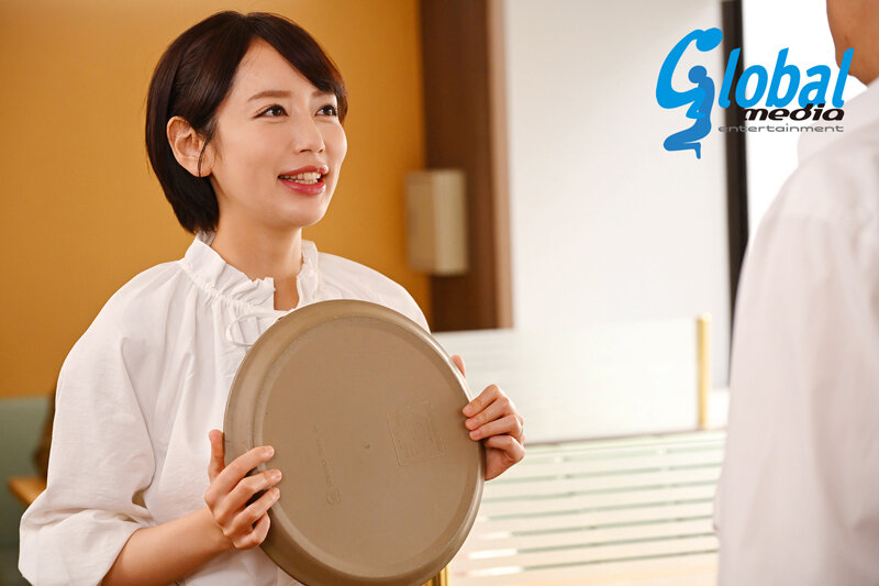 「美咲かんな 熟女人妻が拘束され辱めを受ける衝撃作品｜複数男に翻弄される若妻の運命」のサンプル画像1枚目