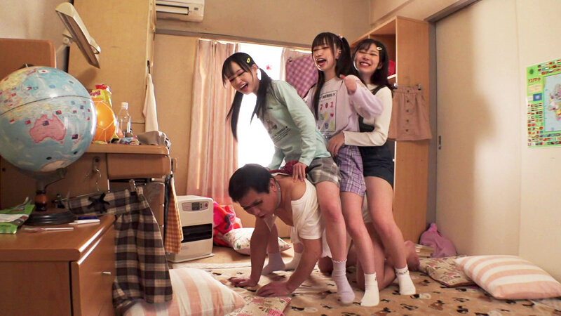 「【純粋な狂気！？】某所にある好奇心旺盛な美少女3人組の住む団地で事件発生！？大人のカラダに興味津々な彼女たちが無邪気にチ●ポをイジメ抜く！！小さなおクチとツルペタま●こでの小悪魔的な集団逆レ●プを徹底SCOOP！！」のサンプル画像17枚目