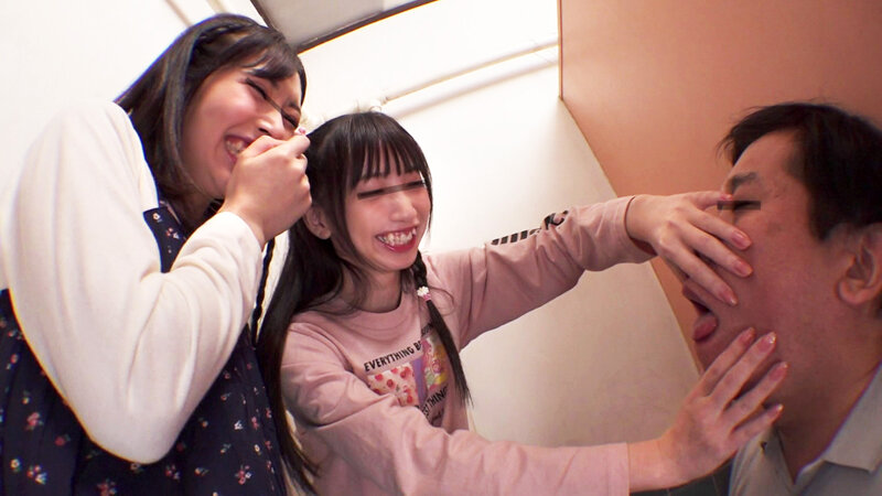 「【純粋な狂気！？】某所にある好奇心旺盛な美少女3人組の住む団地で事件発生！？大人のカラダに興味津々な彼女たちが無邪気にチ●ポをイジメ抜く！！小さなおクチとツルペタま●こでの小悪魔的な集団逆レ●プを徹底SCOOP！！」のサンプル画像4枚目