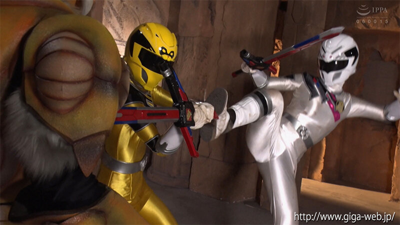 「泉りおんが女戦士に変身！ヒロインピンチで絶体絶命の戦隊バトルアクション」のサンプル画像13枚目