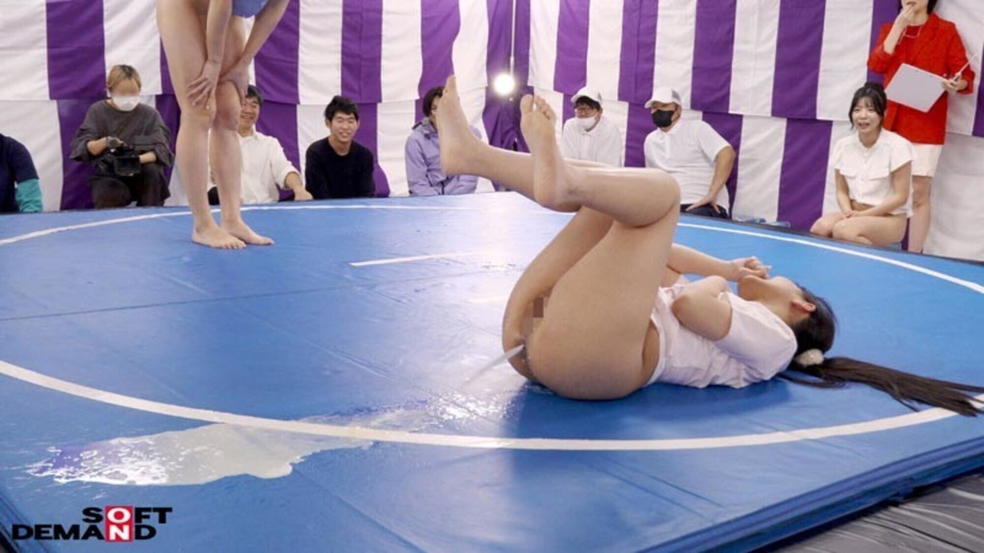 「はじめての牛乳浣腸相撲大会 2 (ガチ)。 一般女性4名参加」のサンプル画像19枚目