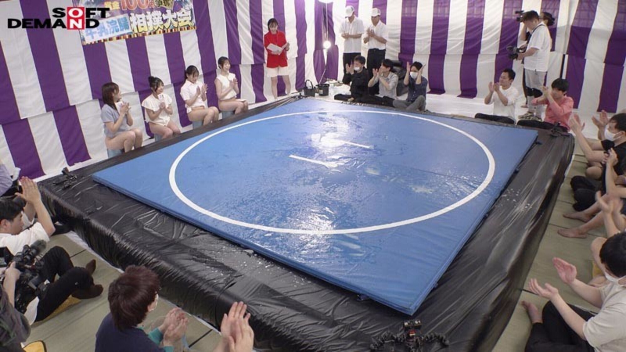 「はじめての牛乳浣腸相撲大会 2 (ガチ)。 一般女性4名参加」のサンプル画像2枚目