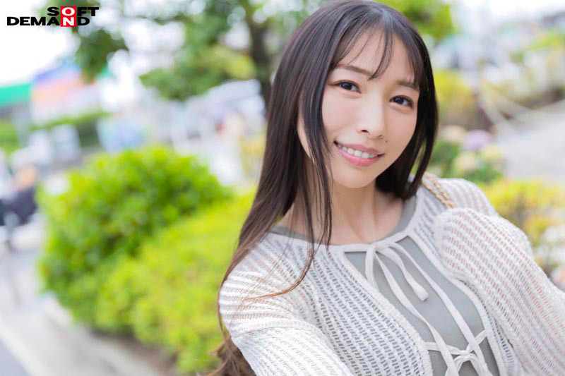 「玉井晴香が年下男子と濃厚デート！敏感熟女ママの初体験ごっくんプレイ」のサンプル画像1枚目