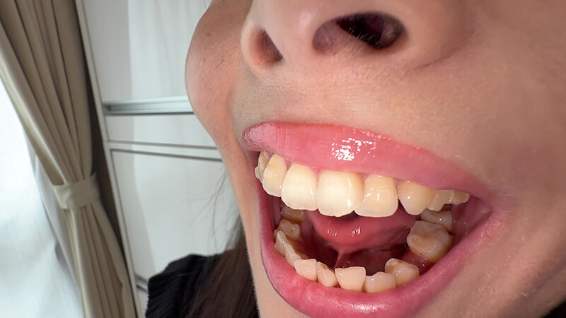 「【個人撮影】原美織の舌ブラシで「汚舌苔」採取」のサンプル画像2枚目