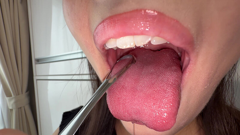「【個人撮影】原美織の舌ブラシで「汚舌苔」採取」のサンプル画像6枚目