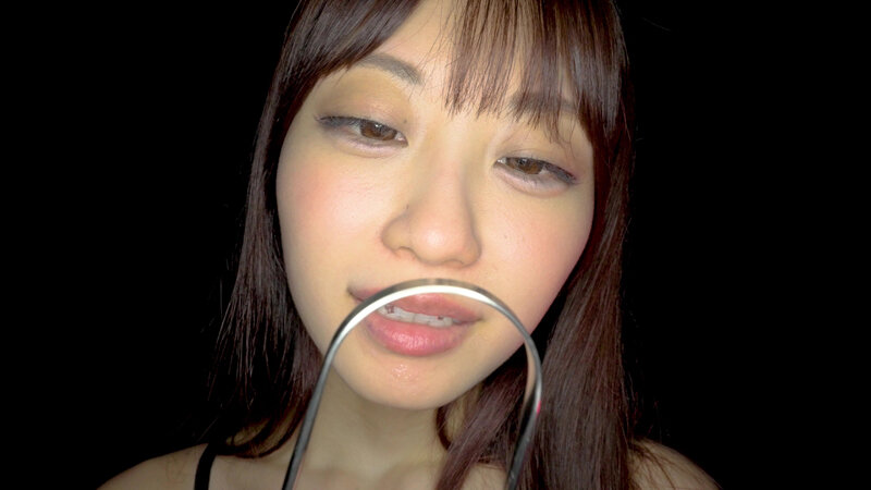 「【個人撮影】笠木いちかの口内観察 舌を磨いて指しゃぶって開口器で口内見せながら喜悦（よが）る」のサンプル画像12枚目