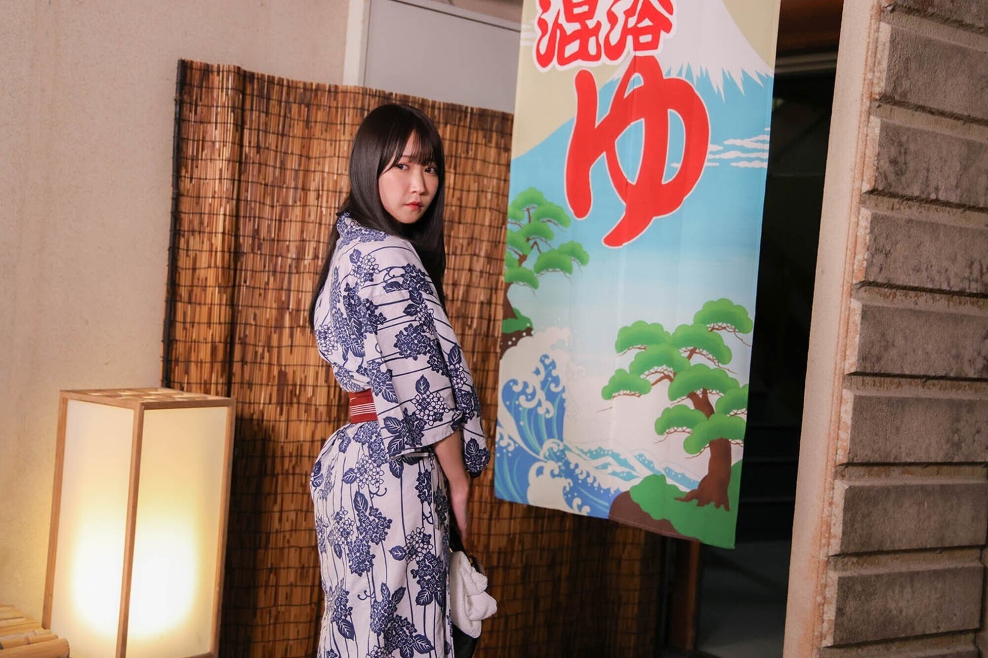 「タオル禁止の混浴温泉で巨乳淑女と二人きり!「すみません乳首見えてますよ」手ブラでは隠し切れない大きな胸で勃起したらヤられた」のサンプル画像7枚目