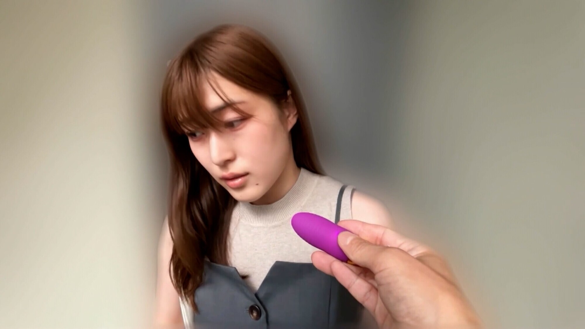 「高城なぎさちゃんとリモバイ散歩!街中で絶頂恥辱プレイ!」のサンプル画像1枚目