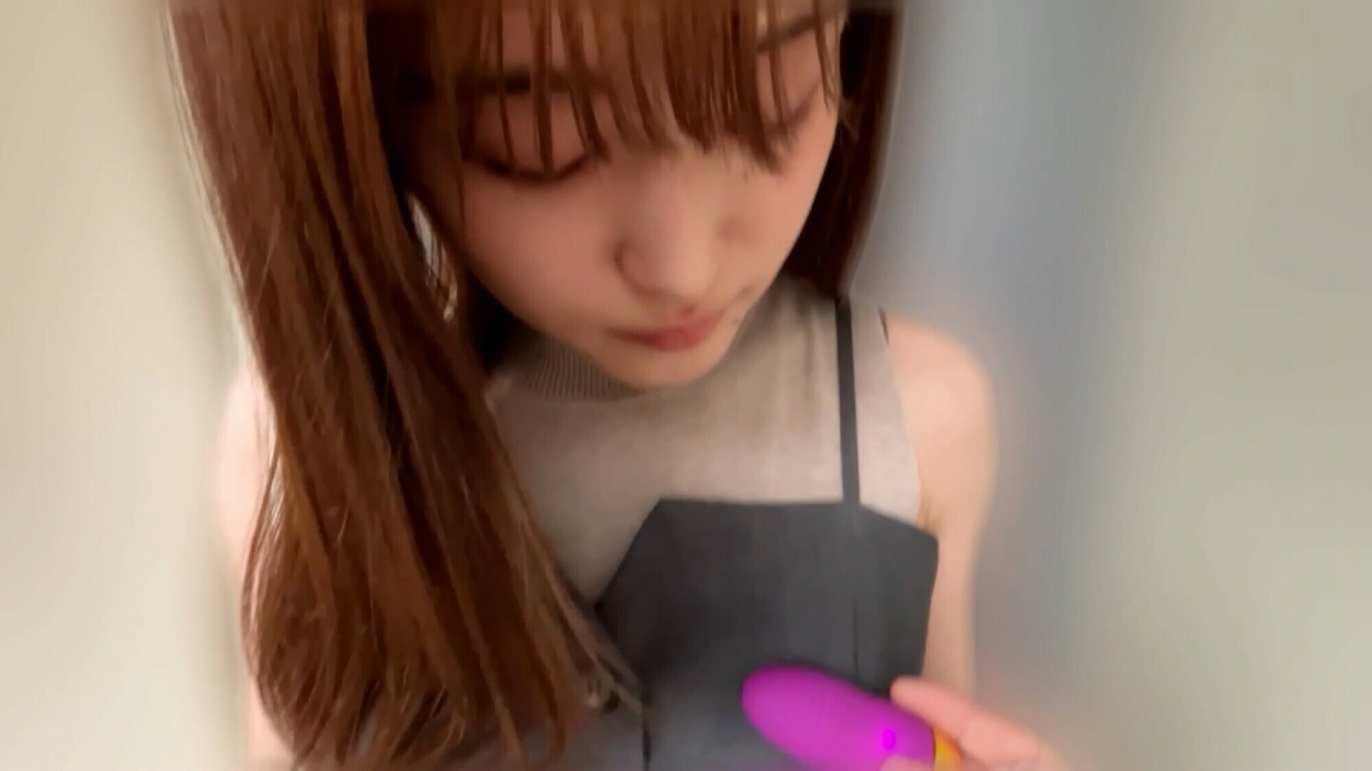 「高城なぎさちゃんとリモバイ散歩!街中で絶頂恥辱プレイ!」のサンプル画像2枚目