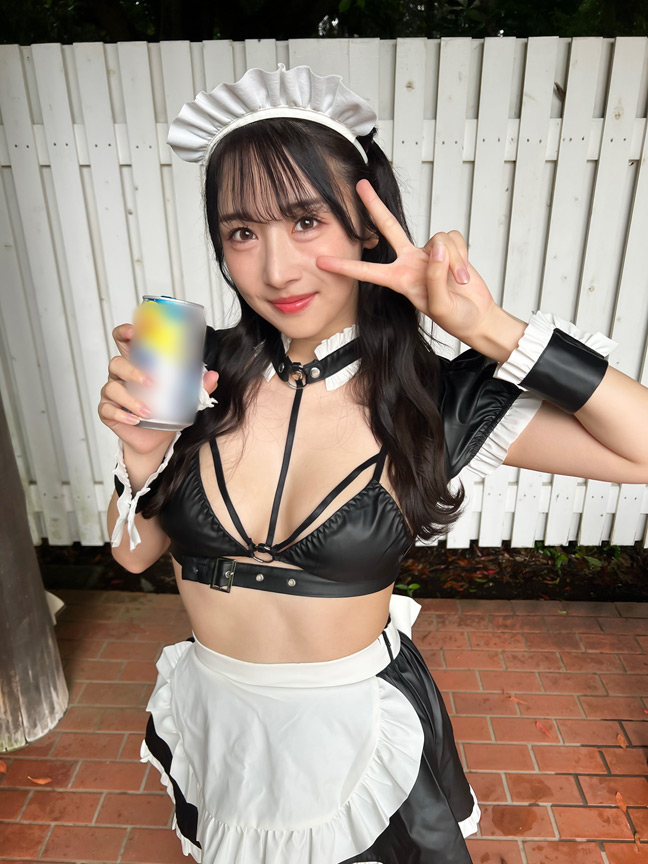 「六本木のハロウィンで見つけたパリピが挑戦！巨乳の彼女が何をされても我慢できれば100万円ノーリアクションゲーム！巨乳メイドちゃん」のサンプル画像1枚目