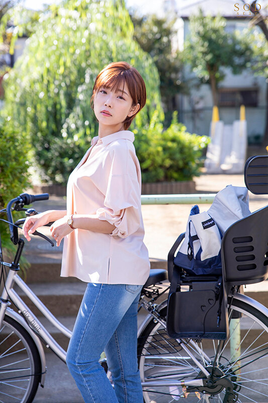 「保育園に子供を送ってから迎えまでの8時間…長男のサッカースポ少のコーチと、不倫セックスしまくっている絶倫ママチャリ妻。 紗倉まな」のサンプル画像2枚目