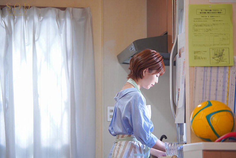 「保育園に子供を送ってから迎えまでの8時間…長男のサッカースポ少のコーチと、不倫セックスしまくっている絶倫ママチャリ妻。 紗倉まな」のサンプル画像4枚目