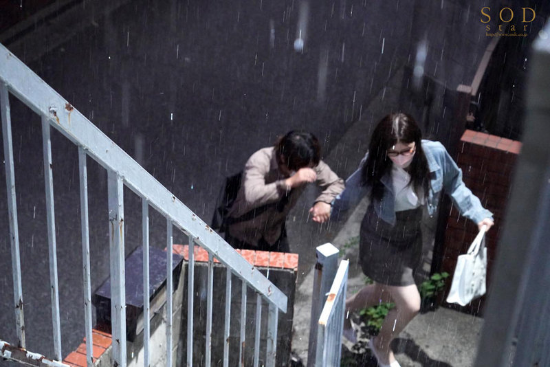 「突然のゲリラ豪雨ではじめて出来た彼女の完璧すぎるエロボディが発覚！我慢できなくなってオッパイ揉みまくり！朝までイチャイチャパコパコしまくった！！ 神木麗」のサンプル画像4枚目