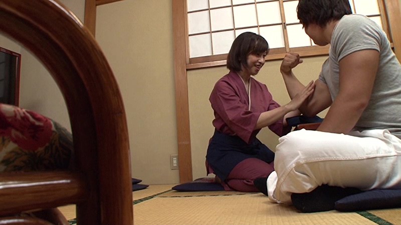 「「休憩中の1時間バイトくんと2人きり！女を忘れたパートの美人おばさんは息子ほど年の離れたイケメンチ○ポならセクハラされても嫌じゃない」VOL.2」のサンプル画像11枚目