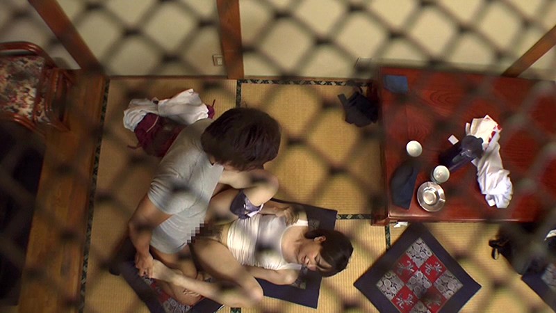 「「休憩中の1時間バイトくんと2人きり！女を忘れたパートの美人おばさんは息子ほど年の離れたイケメンチ○ポならセクハラされても嫌じゃない」VOL.2」のサンプル画像13枚目