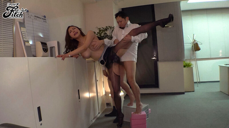 「高飛車な長身女社長を追い込みピストンでガクブル調教 絶対に跪かせたいチビ奴●社員達の復讐SEX 蜜美杏」のサンプル画像4枚目