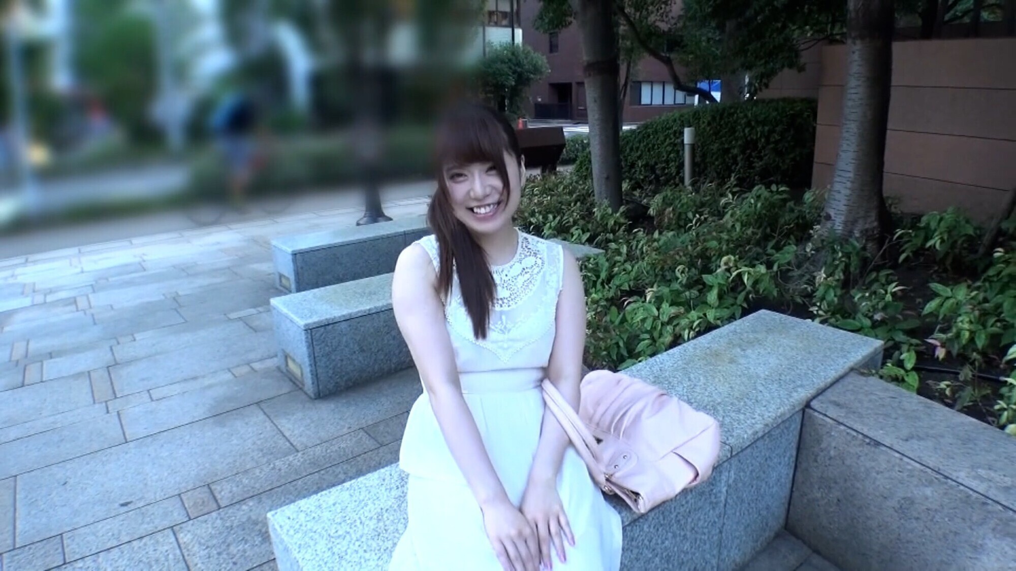 「昼下がりの公園でひとりご機嫌なお姉さんをお持ち帰り!?ヤリタイ盛りの好きモノ娘とノリパコ淫乱FUCK!」のサンプル画像1枚目