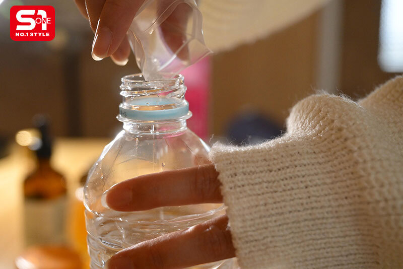 「金松季歩、媚薬で飛ぶ 毎日こっそり媚薬漬けにした10日後のガンギマリビッチ」のサンプル画像1枚目