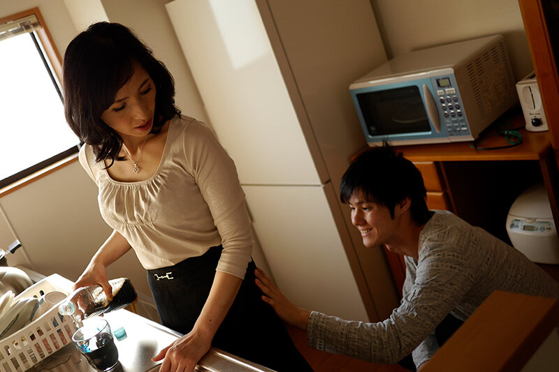 「【熟女】五十路六十路の母親とリビングで禁断の昼下がり中出しセックス【近親相姦・人妻】」のサンプル画像1枚目