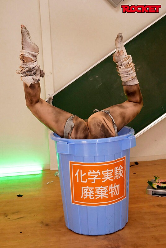 「無様エロ再び!裸より恥ずかしい爆発黒焦げ女 パート2 理科の実験完全版」のサンプル画像15枚目