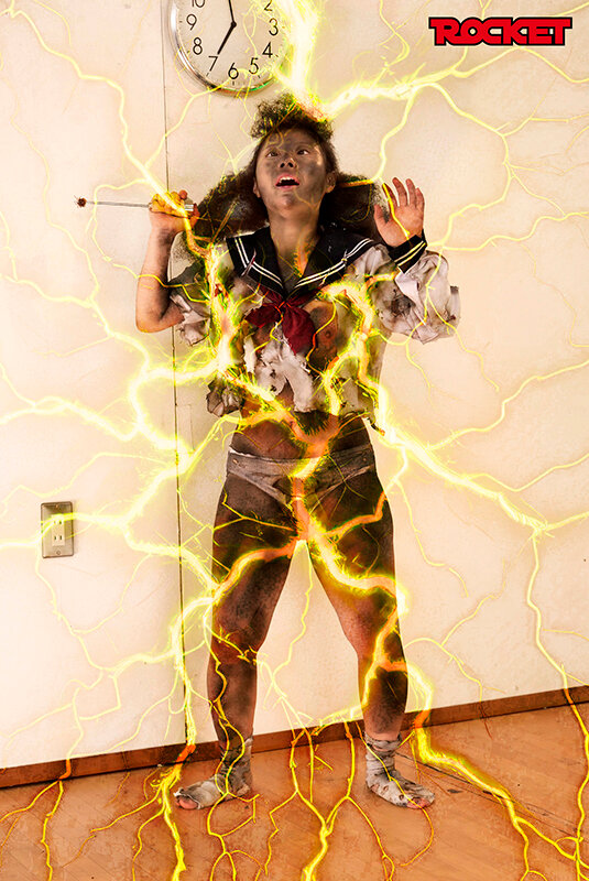 「無様エロ再び!裸より恥ずかしい爆発黒焦げ女 パート2 理科の実験完全版」のサンプル画像5枚目