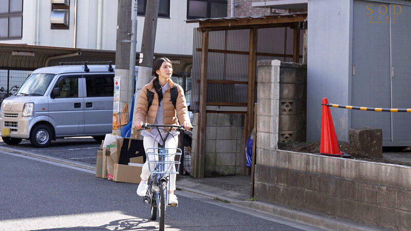 「引きこもり訪問支援 ゴミ屋敷に放置された大量のシコティッシュに見かねて内緒でチンカス塗れのチンチンを笑顔で性サポートしてくれる優しいお手伝いさん 本庄鈴」のサンプル画像3枚目