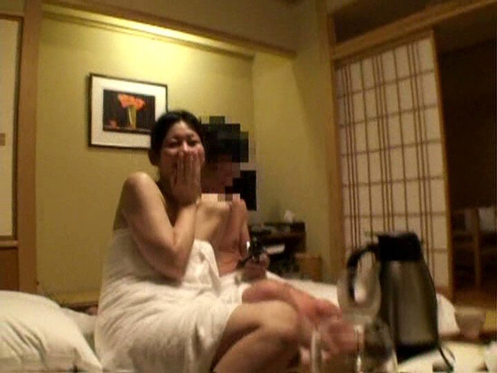 「【AIリマスター版】人妻不倫旅行×人妻湯恋旅行 collaboration ＃02 Side.B」のサンプル画像9枚目