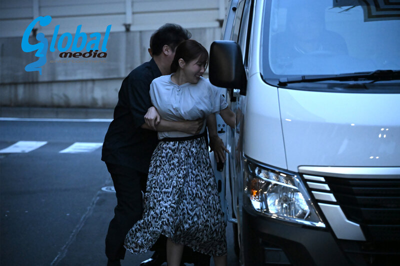 「絶叫凌●レ●プ 強●される人妻 旦那の多額借金でカタに犯●れ続けた悲哀妻。拉致されて媚薬ブチ込み4P輪●!! 波多野結衣」のサンプル画像8枚目