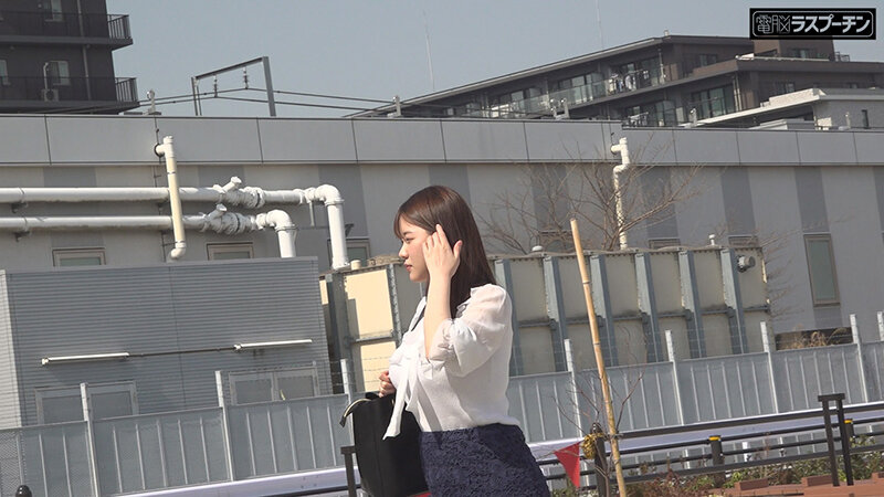 「満員電車で吊り革にぶら下げられ両乳首同時開発のすえ無念の発情してしまった巨乳美女3 丸最レア」のサンプル画像2枚目
