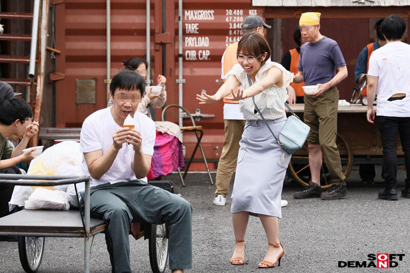 「時間を止められる女は実在した！ 真面目すぎる地味OLはくっさいチ×ポが大好きだった！特殊性癖ザーメン搾取後、おしっこマーキング！編 宍戸里帆」のサンプル画像4枚目