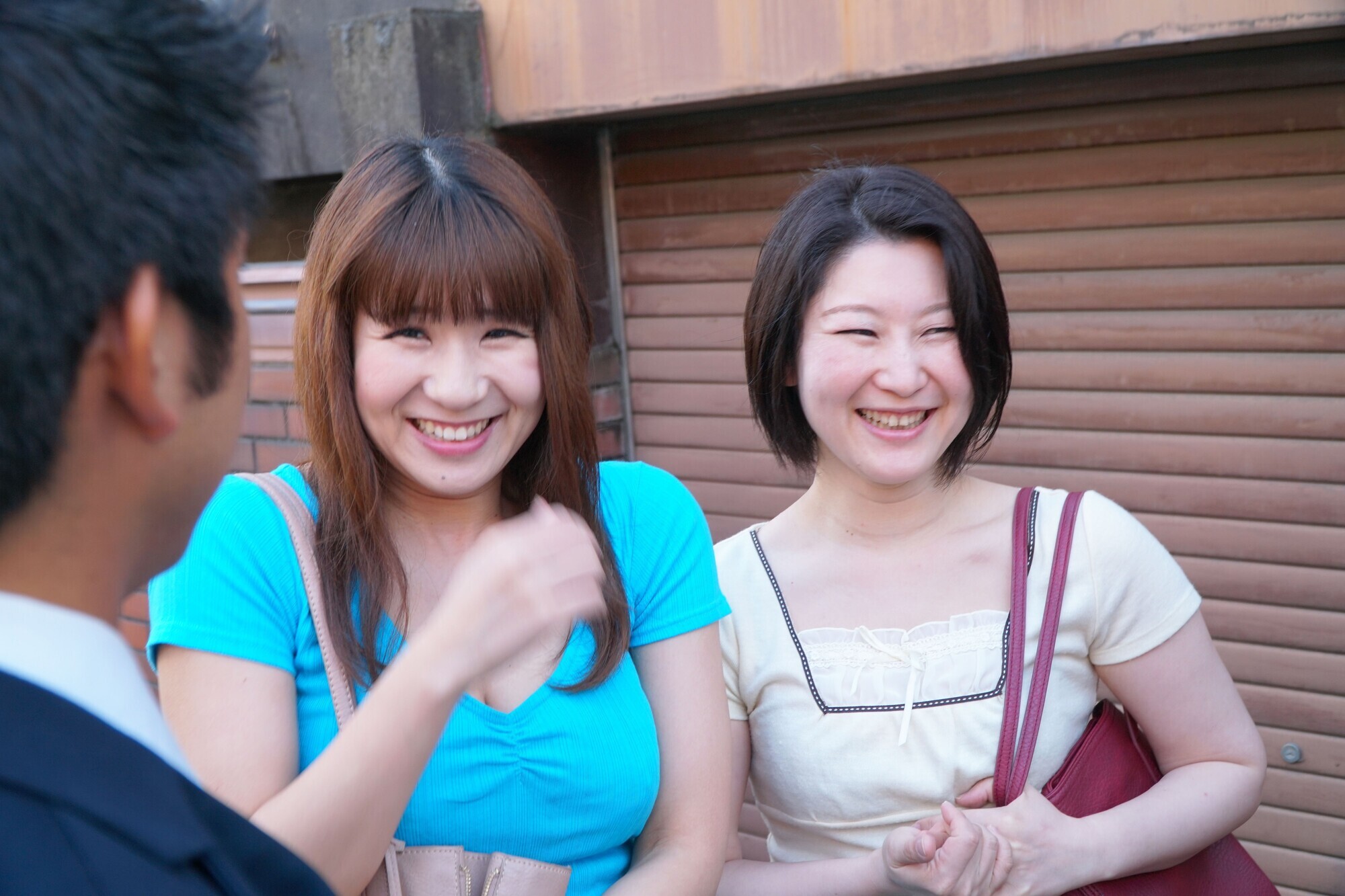 「街で見つけた 姉妹のように仲の良い綺麗な母娘をナンパして大乱交!!「あなた許して」というもののイキまくる好き物親子10組240分!! 2」のサンプル画像17枚目