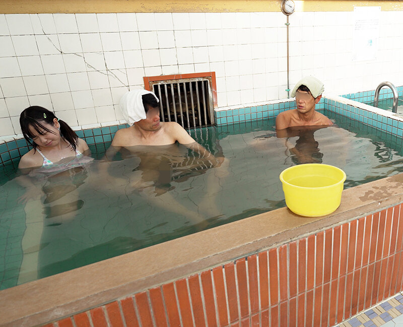 「銭湯で見知らぬおじさんのおちんちんをワザと勃起させてもてあそぶ痴女っ子たち。」のサンプル画像17枚目