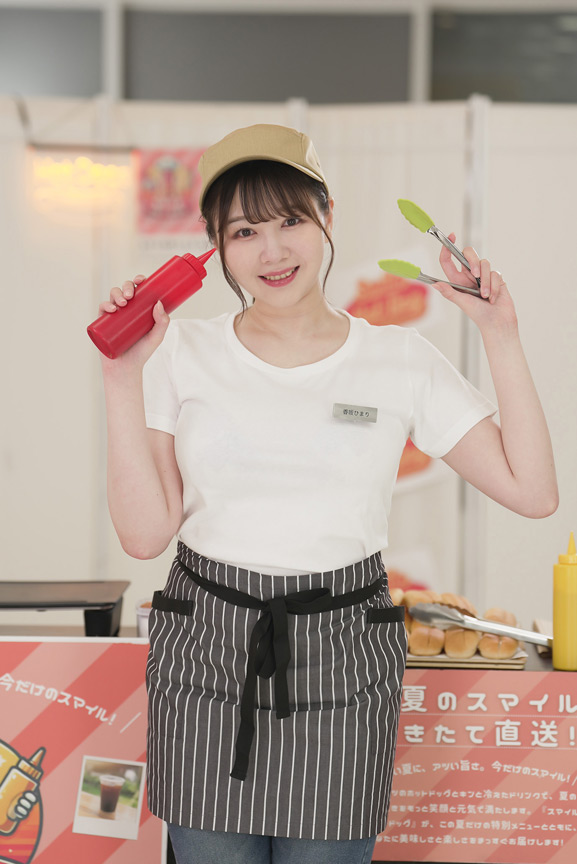 「【配信限定】人気 AV 女優が挑戦!商業スペースでイカサレホットドッグ販売!逢月ひまり 小坂ひまり」のサンプル画像2枚目