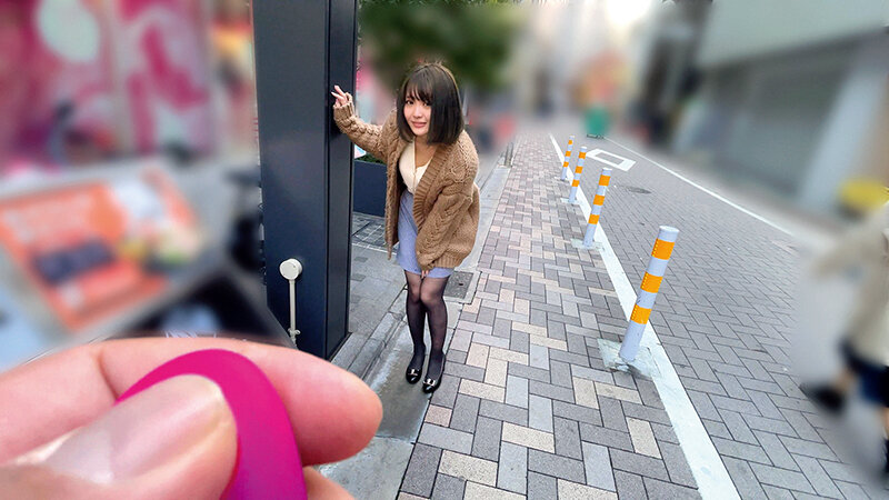 「素人美少女とリモコンバイブお散歩 5 ーSBY区編ー「もう我慢できません…//」人混みの中ビクビク震えてイキまくってしまう女子たち！人生初の羞恥プレイでまさかのエロスイッチオン！車移動中も大胆カーオナニー！最後は近くのスタジオで心行くまで生セックス！」のサンプル画像12枚目