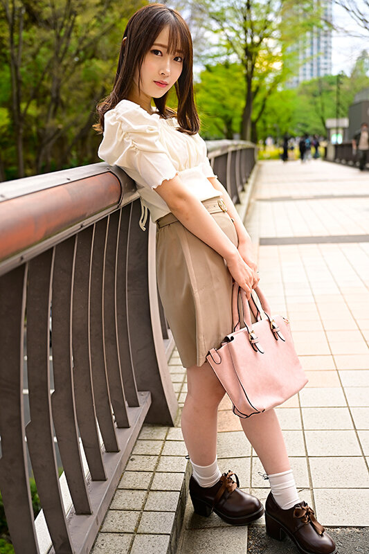 「【あざとかわいい】めちゃかわ痴女ビッチ若妻ちゃん26歳 イケメンを痴女責めしまくり 乳首責め連続寸止めでガマン汁ダラダラ発狂寸前騎乗位ザーメン搾り取りハメ撮り流出」のサンプル画像1枚目