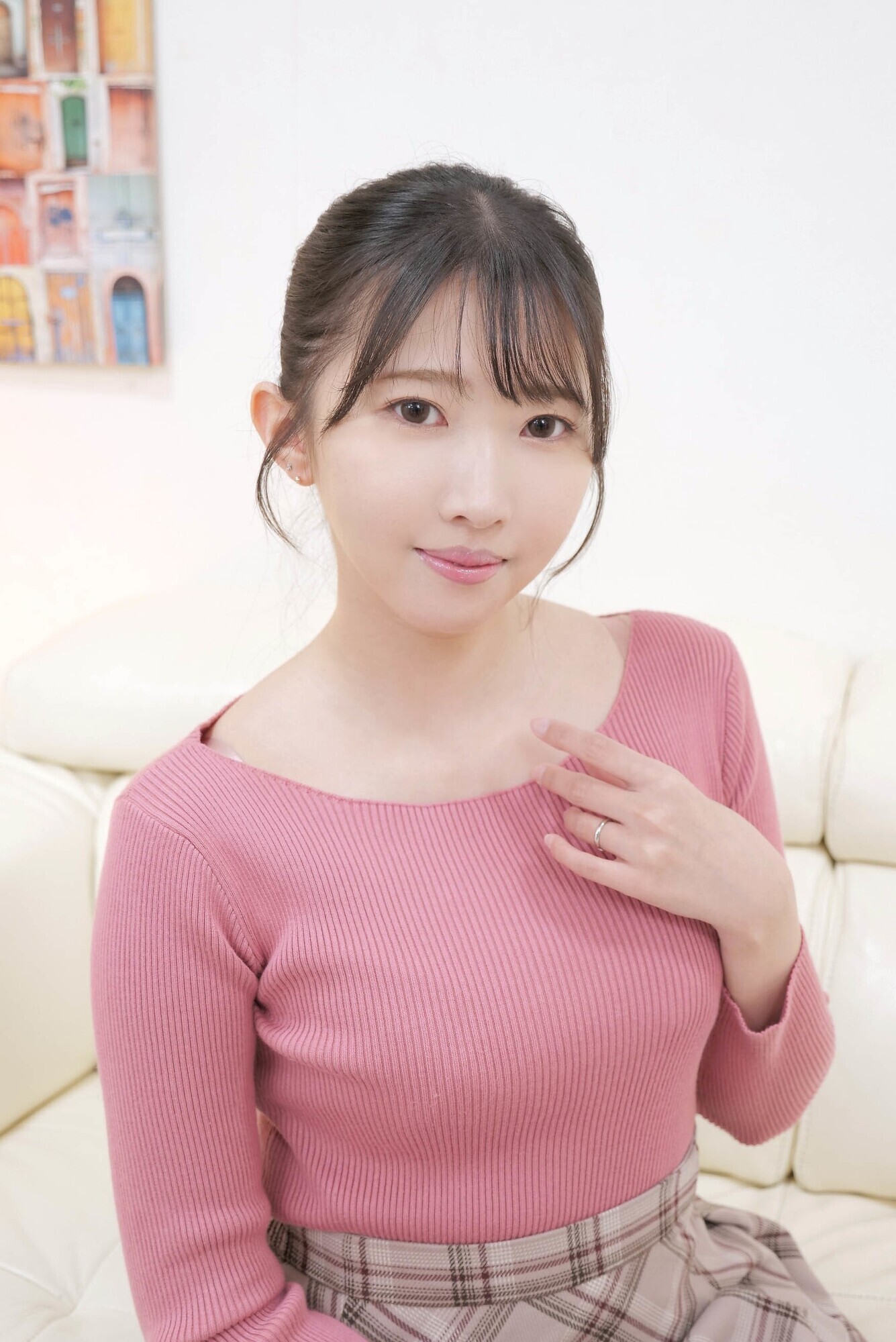 「素人奥様ナンパ 童貞君の包茎チ○ポむいて●ってあげてもらえませんか？ 久しぶりに見るギンギンチ○ポに発情！優しく筆おろしセックスしてくれました！ 巴ひかり」のサンプル画像1枚目