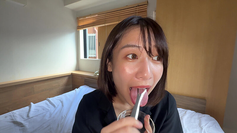 「【湊波流】素人お姉さんをナンパ!舌ブラシで汚舌苔採取する個人撮影動画」のサンプル画像10枚目