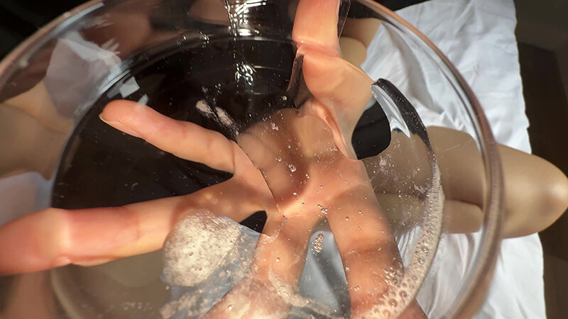 「【湊波流】素人お姉さんをナンパ!舌ブラシで汚舌苔採取する個人撮影動画」のサンプル画像15枚目