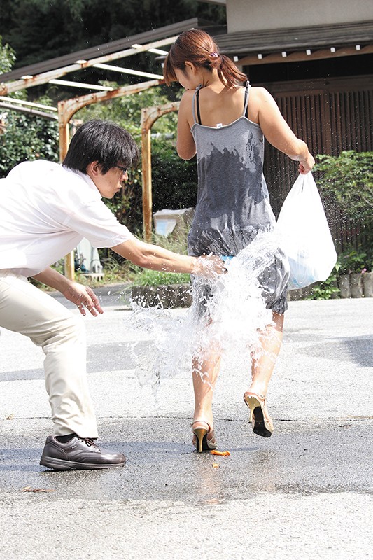 「突然野外で、パンツずり下ろし＆水ぶっかけ」のサンプル画像9枚目