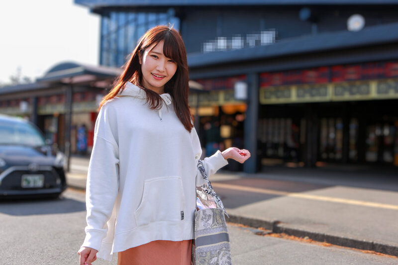 「志恩まこ・河合陽菜ら10人の素人系女優がフェラ＆中出しでいちゃラブ旅行SEX」のサンプル画像1枚目