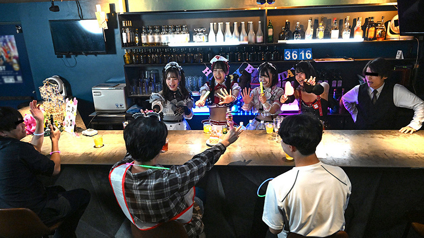 「【素人企画】地雷系コンカフェ店員たちと店長公認パーティで乱交プレイ【泥酔キメセク】」のサンプル画像1枚目